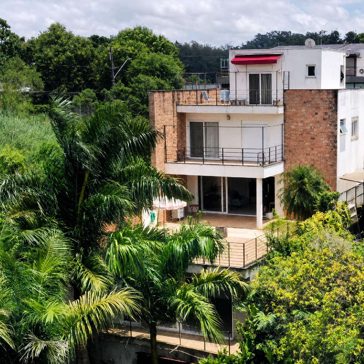Casa com muro de tijolo — casas que acompanham a vida