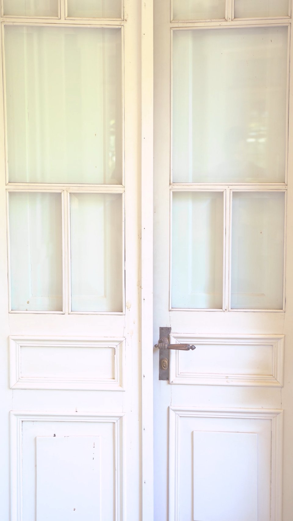 Porta branca de duas folhas com vidros — Maha Brasil Arquitetura